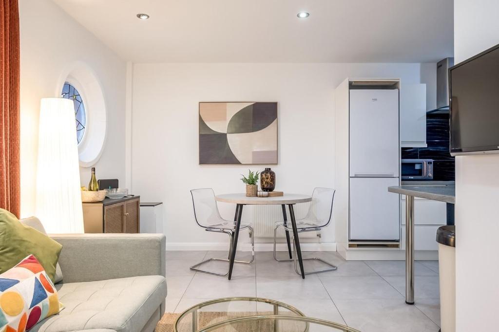 Central Belfast Apartments, Salisbury מראה חיצוני תמונה